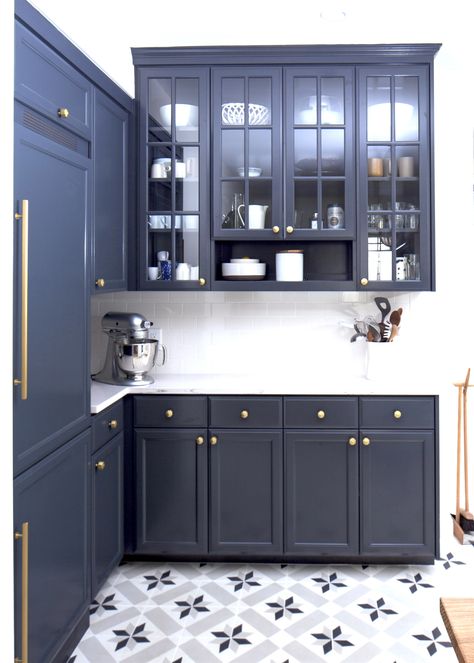 Brass Hardware Megatrend - Shiny Knobs + Handles Here to Stay | COCOCOZY Kitchen Cabinets With Brass Hardware, Cabinets With Brass Hardware, Farmhouse Kitchen Cabinet Decor, Navy Kitchen Cabinets, Navy Blue Kitchen Cabinets, Navy Cabinets, Navy Blue Kitchen, Navy Kitchen, Dc Fix