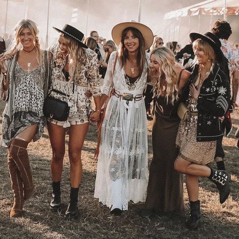 Bohemian Style on Instagram: “New boho clothing collection is coming soon! 💞🌺🌱 💌 #bohoshop #bohogown #boholovers #bohogypsy #gypsychic #bohowild #bohostyles #bohoideas…” Look Lollapalooza, Woodstock Outfit, Mode Coachella, Bonnaroo Outfits, Boho Festival Outfit, Stile Boho Chic, Ethno Style, Look Festival, Fest Outfits