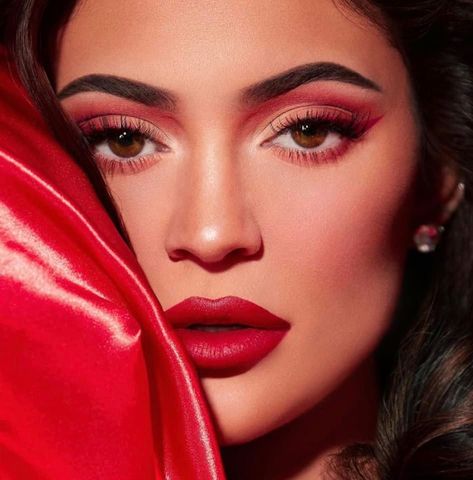 Kylie Jenner Kylie Cosmetics Holiday 2019 Campaign | Fashion Gone Rogue Kylie Cosmetics Holiday Collection, Red Eyeshadow Look, Look Kylie Jenner, Kylie Makeup, Jenner Makeup, Holiday Makeup Looks, Kylie Jenner Makeup, Kylie Cosmetic, Simple Makeup Looks