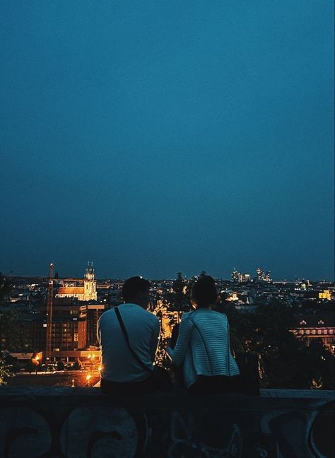 City Date Ideas, Urban Night Aesthetic, Urban Couple Aesthetic, Rooftop Date Aesthetic, Rooftop Date Night Romantic, Rooftop Aesthetic Night Couple, Couples Photoshoot City Night, City Date Aesthetic, Couple At Night Aesthetic