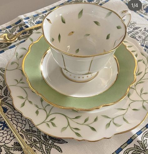 Aesthetic Crockery, Cute Dishes, Crockery Design, Green Dinnerware, Vintage Crockery, Pretty Tea Cups, Dining Ware, Pretty China, Antique Dishes