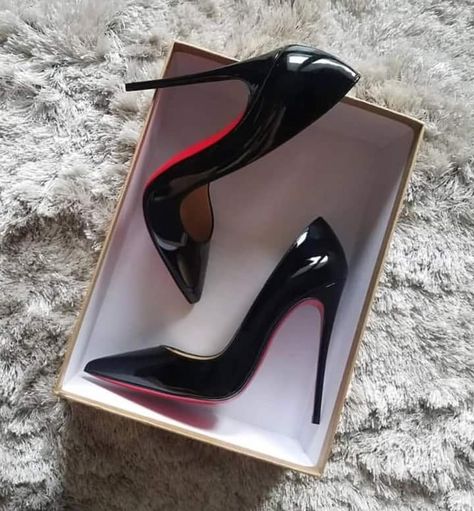 Shoes Heels Classy, Red Louboutin, Fancy Shoes, Fashion Heels, Black High Heels, Pretty Shoes, Dream Shoes, Beautiful Shoes, Luxury Shoes