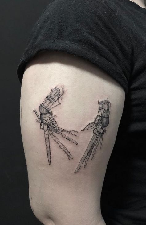 Edward Scissorhands Tattoo Scissorhands Tattoo, Edward Scissorhands Tattoo, Flash Tattoo Sleeve, Tim Burton Tattoo, Bookish Tattoos, Movie Tattoos, Spine Tattoos For Women, Horror Tattoo, Edward Scissorhands