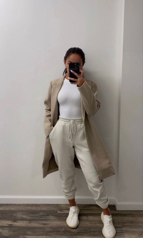 Sweatpants Styling, Yeezy Outfit Women, Uni Fits, Yeezy Outfit, Outfit Pants, Genderless Fashion, Joggers Outfit, Outfit Winter, Sporty Outfits