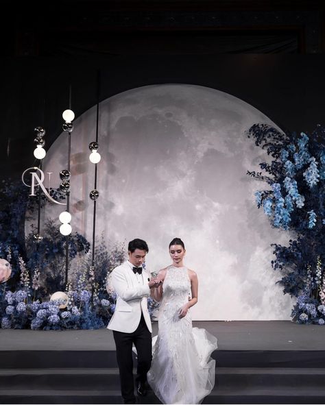 Moon Wedding Theme, Led Backdrop, Chinese Wedding Decor, Wedding Stage Backdrop, Glitter Wedding Dress, Minimalist Wedding Decor, Wedding Concept, Photo Backdrop Wedding, Wedding Stage Design