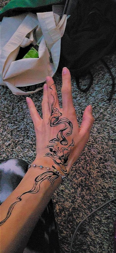 Eyeliner Hand Tattoo, Wavy Hand Tattoo, Green Hand Tattoo, Vines On Hand Tattoo, Eyeliner Tattoo Ideas Hand, Trippy Hand Tattoos, Realism Hand Tattoo, Wavy Line Tattoo, White Hand Tattoo