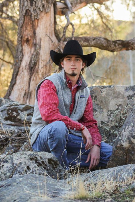 Western Guy Photoshoot, Western Senior Pictures For Guys, Cowboy Senior Pictures Guys, Cowboy Senior Pictures, Country Boy Senior Pictures, Hunting Photoshoot, Farm Senior Pictures, Sr Photos, Mens Western Style