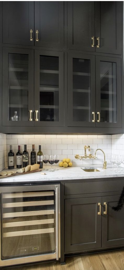 Black Wet Bar, Kitchen Wet Bar, Bar Nook, Home Wet Bar, Bar Mini, Basement Bar Designs, White Subway Tile Backsplash, Built In Bar, Home Bar Designs