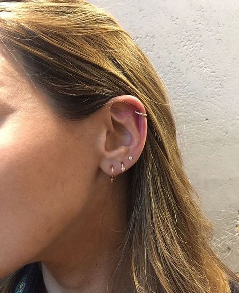 Ear Piercing Combinations, Minimalist Ear Piercings, Hipster Accessories, Hipster Shoes, Cool Ear Piercings, Pretty Ear Piercings, Cool Piercings, Fancy Jewellery, Ear Piercing