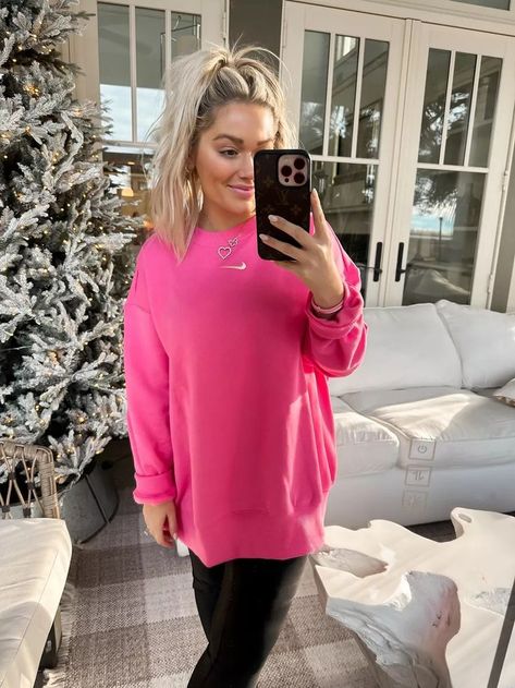 Nike Sweatshirt Outfit, Pink Nike Sweatshirt, Pink Sweatshirt Outfit, Oversized Nike, Outfit Inspo Winter, Sweatshirt Ideas, Nike Sweatshirt, Oversized Crewneck, Pink Nike