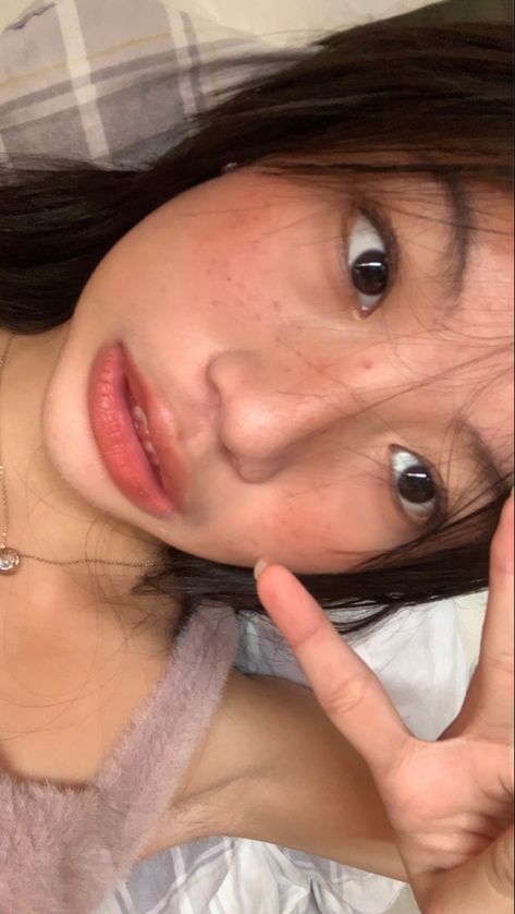 Basic Asian Makeup, Asian Freckles Makeup, Beabadoobee Without Makeup, Cute Freckles Makeup, Beabadoobee Freckles, How To Do Freckles Makeup, Makeup Looks Freckles, Beabadobee Makeup, Beabadoobee Makeup Tutorial