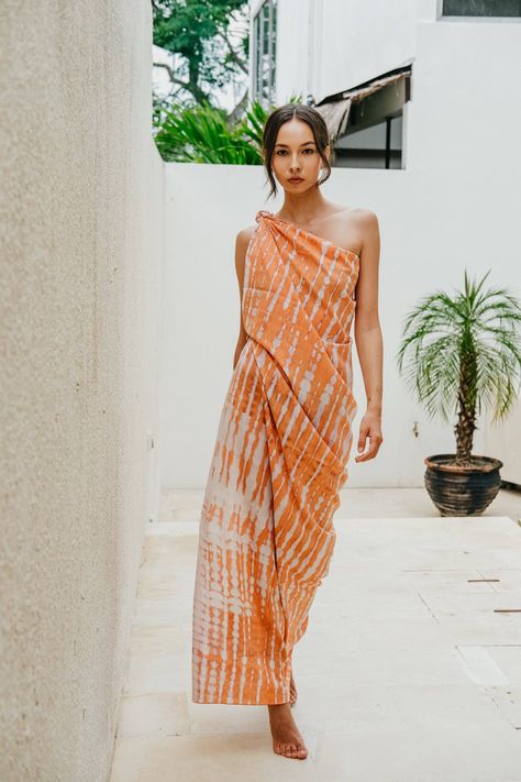 This hand-dyed Sarong beach wear has a beautiful and simplistic design perfect for lounging around in the beach. A travel essential with endless functions and looks, which you can wear as a cover-up, scarves or toss on the sand for a lightweight beach blanket. We created garments that are meant to last season after season. With our small batch approach, every piece is created by need which allows our talented artisans to take their time to focus on every detail. Every tailor-quality garment is s Sarong Outfit, Beach Party Outfits, Beach Sarong, In The Beach, Resort Outfit, Simplistic Design, Beach Blanket, Beach Wears, Beach Wear