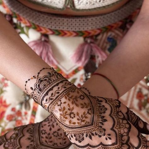 Simran Kaur | Professional Henna Artist & the team on Instagram: "—🤍🧡Nisha’s Bridal Henna 🧡🤍—

Nisha wanted dome shaped design for back of her hands with visible spacing and dainty details. We did a mix of dainty and bold elements to give a stunning stain result and she loved the final design. 

In order to contact us for inquiries/ bookings: 

DM @hennaartbysim 
📞 778-665-5000
📧 hennaartbysim@gmail.com

#mehndidesign #bridal #bride #hennaartist #mehndiartist #bridalartist #indianwedding #hennadesign #henna #bridetobe #sikhwedding" Simran Kaur, Mehndi Artist, Sikh Wedding, Henna Artist, Bridal Henna, Henna Design, Shape Design, Mehndi Designs, Indian Wedding