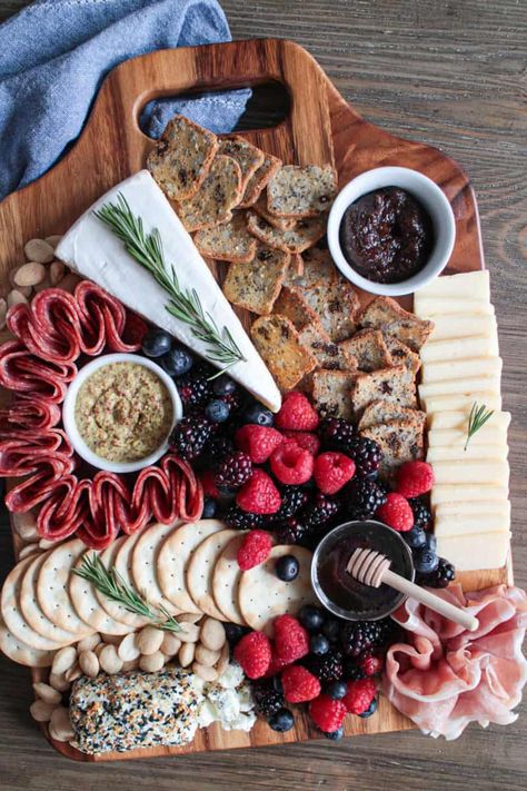 This Trader Joe's Cheese and Charcuterie board not only looks good but was created on a budget. I know that creating a really pretty charcuterie boards can be expensive. While this one certainly isn't cheap, it also doesn't break the bank. Head to the post to see the total cost of this cheese board as well as ways you can save money when shopping for it. Classy Charcuterie Board, Charcuterie Board On A Budget, Simple Charcuterie Board, Cheese And Charcuterie Board, Blueberry Goat Cheese, Fig Butter, Cheese Log, Water Crackers, Charcuterie Inspiration