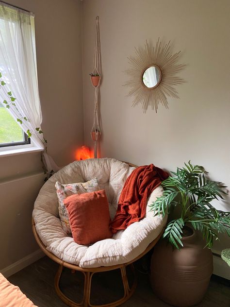 Boho Papasan Chair, Comfy Corner Chair Bedroom, Plant Reading Room Aesthetic, Boho Chair Corner, Cute Seating Area, Cozy Bohemian Apartment, Circle Reading Chair, Boho Bedroom Chairs, Boho Chair Bedroom