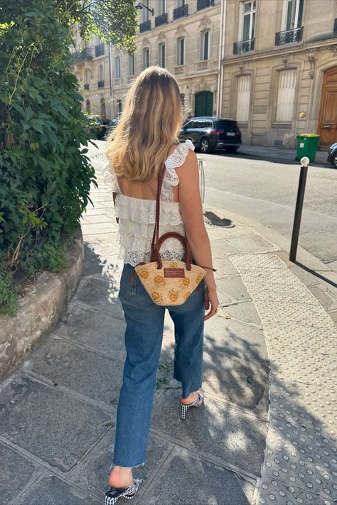 @elodieromy stuns with the Sézane Justine Mini Basket, featuring beautiful raffia embroidery with yellow flowers. She pairs this charming bag with a white ruffle lace top, straight-leg jeans, and heels, creating a perfect blend of elegance and casual chic. Discover more stylish pieces at sezane.com. Mini Flower Embroidery, Raffia Embroidery, Euro Fashion, Cute Summer Fits, Ruffle Lace Top, Mini Basket, Raffia Bag, Parisian Style, Yellow Flowers