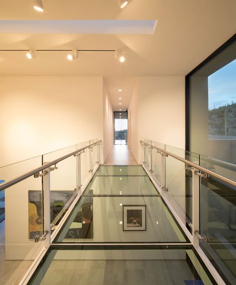 In this modern house, there's a glass bridge that crosses the art gallery and connects the living areas with the bedrooms. #GlassBridge #Architecture #GlassWalkway Glass Floors Architecture, Glass Walkway, Modernist Furniture, Glass Bridge, Hillside House, Desert Homes, Interior Stairs, Glass Floor, Architect House