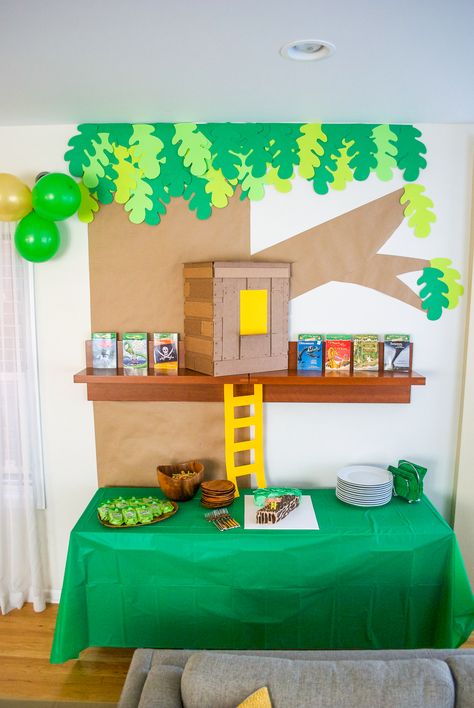 DIY Cardboard & Paper Magic Tree House Birthday Party Decoration. It's easy to recycle cardboard boxes into fun magic tree house birthday party decor for the food table. Tree House Birthday Party, House Birthday Party, Mary Pope Osborne, Cardboard Tree, Magic Tree House Books, Recycle Cardboard Box, Magic Tree House, House Party Decorations, Tree House Diy