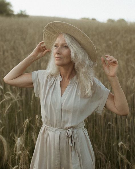 Grey Hair Photoshoot, Older Woman Portrait, Mom Photo Shoots, Female Portrait Poses, Hair Photoshoot, Moms Photography, Grow Old With Me, Wedding Stories, Mom Photos