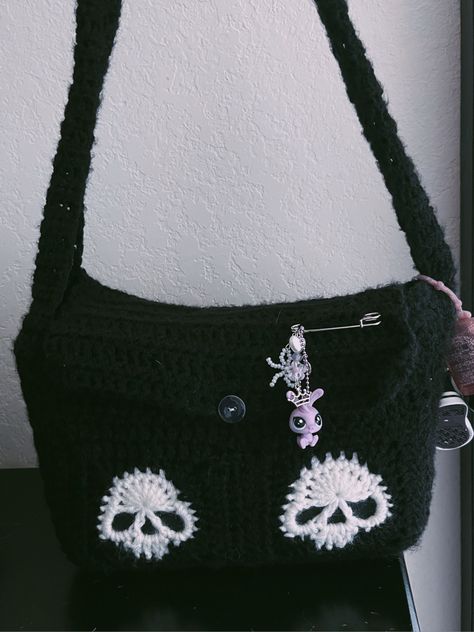 Granny Square Messenger Bag, Grunge Crochet, Quirky Crochet, Crochet Messenger Bag, Emo Gifts, Mochila Crochet, Crochet Backpack Pattern, Crochet Skull, Crochet Black