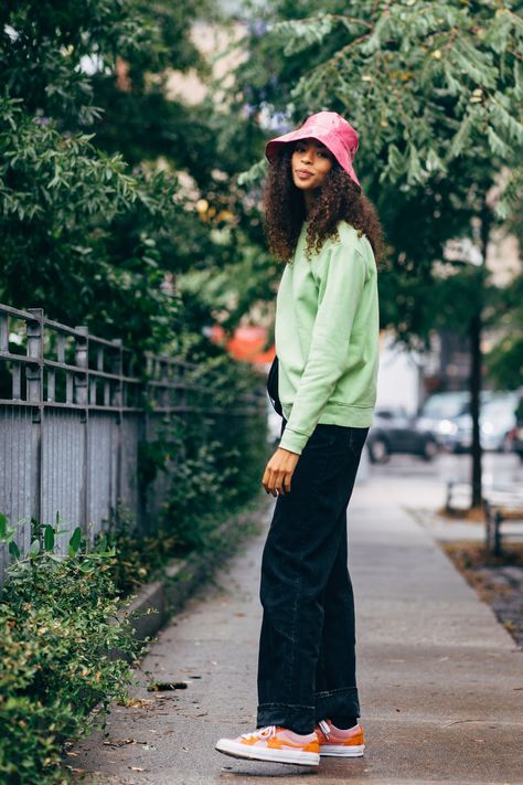 Bucket Hats Bucket Hat Street Style, Bucket Hat Outfits, Funky Clothing, Bucket Hat Outfit, Hat Outfits, Hat Outfit, Casual Skirt Outfits, Women Fashion Edgy, Popsugar Fashion