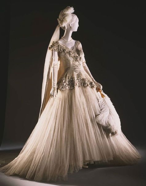 Court Ensemble Norman Hartnell, Marlene Hose, Court Dresses, Silk Tulle, Philadelphia Museum Of Art, Vintage Gowns, Vintage Couture, Historical Dresses, Vintage Vogue