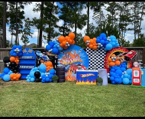 Hot Wheels Birthday Party Ideas Decoration, Hot Wheels Decorations, Hot Wheels Themed Birthday Party, Birthday Party Paper Decorations, Hot Wheels Cake, Hotwheels Birthday Party, Hot Wheels Party, Hot Wheels Birthday, Monster Truck Party