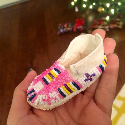 AEBaga Creations New Born Moccasin Moccasin Beading, Native American Moccasins, Toddler Moccasins, Beaded Moccasins, Beading Inspiration, American Baby, Native Beadwork, Baby Moccasins, Beading Ideas