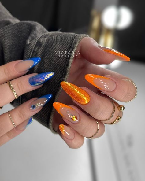 I love me a colorful bold set 🥹🫶🏽 look at that gleamy blue nail on the 2nd pic 🤤💦 ————————————————————————— ad/ @omnialuxeofficial products used: • Gel polish Ocean Drive • GLEAM Glitter • Fine Liner Dual 12/16mm • Smooth Top Bit • Clean Cuticle Bit • Upgrade Flame Bit • Deep Aqua Crystal • Crystal AB Shop all from @omnialuxeofficial | www.omnialuxe.se 🖤 ————————————————————————— #omnialuxe #naglarstockholm #thenailconnection #nailjunkie #thenailbabe #nailtop #nokti #unhas #nailproducts #... Orange And Blue Nails, Navy Nails, I Love Me, Blue Nail, Ocean Drive, Orange Nails, Crystal Ab, Blue Nails, Love Me