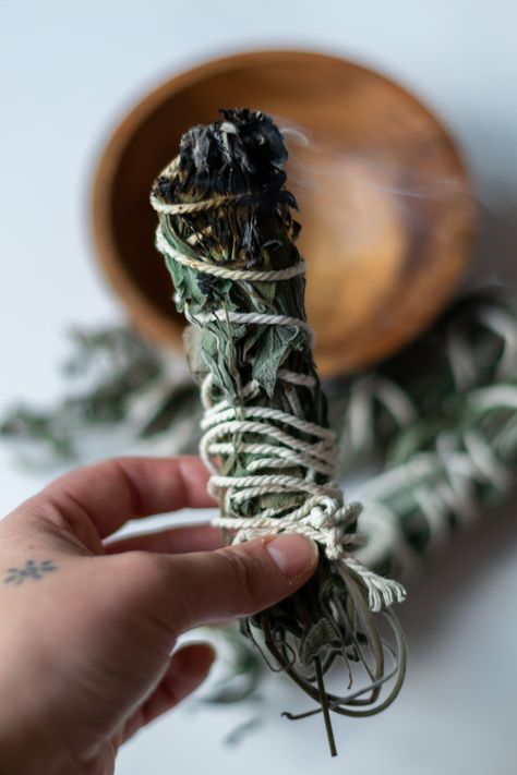 Smudge Sticks Diy, Benefits Of Sage, Sage Sticks, Sage Benefits, Sage Wands, Magical Room, Burning Sage, Sage Smudging, Sage Smudge