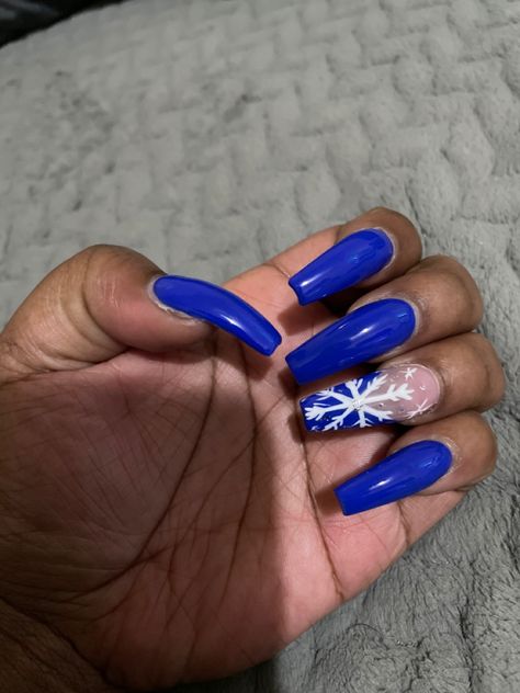 Royal blue nails with snowflake design Christmas Nails Royal Blue, Royal Blue And White Acrylic Nails Short, Royal Blue Christmas Nails, Royal Blue Nails With Flower Design, Nails With Snowflake Design, Royal Blue Snowflake Nails, Blue Glitter Snowflake Nails, Blue Christmas Nails, Snowflake Nail Design