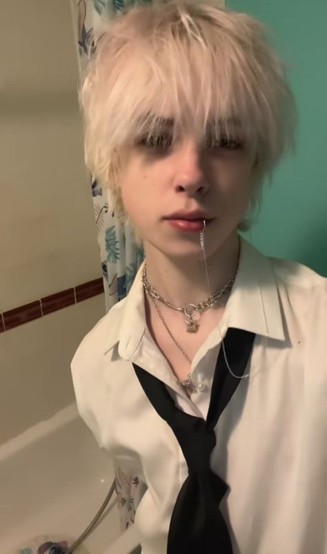 Guy With Bangs, Blonde Boy Hair Styles, Blonde Emo Boy, Faceclaim Male, White Hair Boy, Ftm Haircuts, Emo Hairstyle, Men Blonde Hair, Bleach Blonde Hair