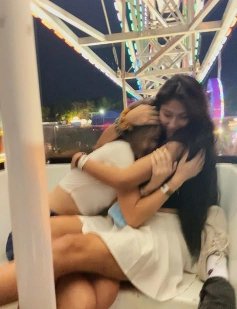 Rollercoaster Pictures Friends, Friend Fair Pictures, Fair Photos With Friends, Ferris Wheel Photo Ideas, Fair Best Friend Pictures, Ferris Wheel Photos, Fair Friend Pictures, Best Friend Carnival Pictures, Carnival Friends Aesthetic