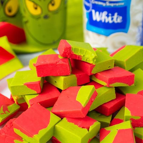 Grinch Fudge Easy, Grinch Fudge Recipe, Boudin Dip, Grinch Fudge, Frosting Fudge, Snacks Christmas, Freezer Fudge, Holiday Fudge, Christmas Charcuterie