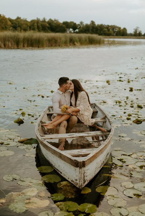 Canoe Pictures Photo Ideas, Rowboat Couple Photoshoot, Small Boat Engagement Photos, Lake Mini Session Ideas, Canoe Couple Photos, Row Boat Couple Photos, Kayak Engagement Photos, Couples Boat Pictures, Engagement Boat Pictures