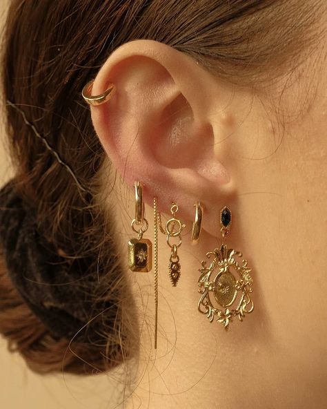 4,091 Me gusta, 39 comentarios - S-kin Studio Jewelry (@skinstudioj_) en Instagram: "A little vintage inspired stack to inspire you into a new week 🤗 Featuring our Ornate Mirror…" Mirror Earrings, Pretty Ear Piercings, Studio Jewelry, Ornate Mirror, Dope Jewelry, Funky Jewelry, Jewelry Lookbook, Stacked Jewelry, New Week