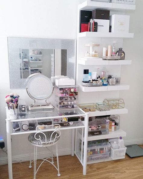 Could use vanity & small bookcase together to get this set-up. Ikea Makeup Storage, Pretty Vanity, Rangement Makeup, Vanity Inspiration, Battle Stations, Makeup Vanities, Bedroom Makeup Vanity, Vanity Room, Lots Of Makeup