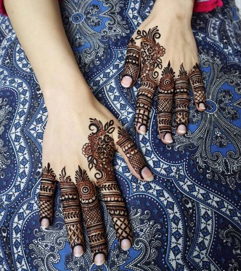 Henna Jari, Mehndi Design Simple Finger, Easy Finger Mehendi Designs, Mehdi Degine Simple, Finger Mehndi Design Simple, Fingers Mehendi, Simple Finger Mehndi, Mehndi Design Finger, Mehndi Design Stylish