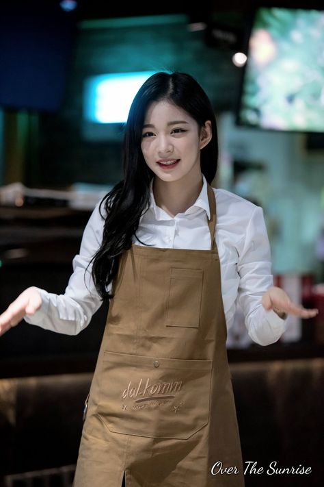 Chaeyoung Fromis, Barista Cafe, Aespa Edit, Chaeyoung Fromis 9, Cafe Barista, Lee Chaeyoung, Mini Cafe, Karina Aespa, Pop Group