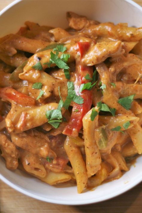 One-Pot Chicken Fajita Pasta Fajita Pasta, Chicken Fajita Pasta, Chicken Pasta Dishes, Easy Pasta Dishes, Chicken Fajita, One Pot Pasta, Chicken Legs, Chicken Fajitas, Creamy Chicken