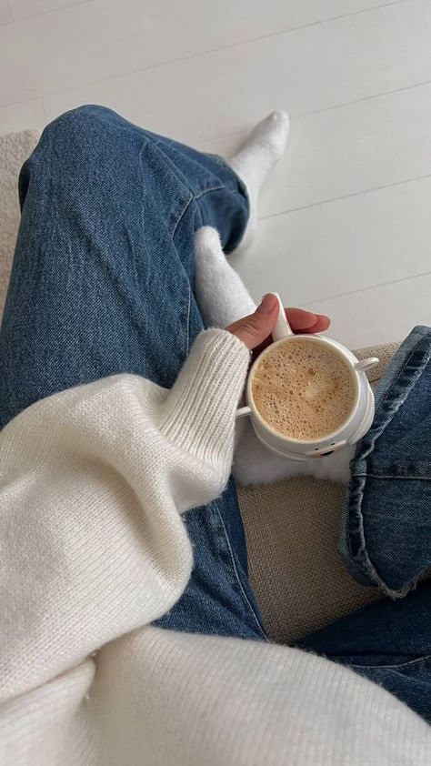 Aesthetic Content, Foto Poses, Autumn Aesthetic, Comfy Cozy, Blue Aesthetic, Cup Of Coffee, Coffee Break, Aesthetic Photo, Girly Things