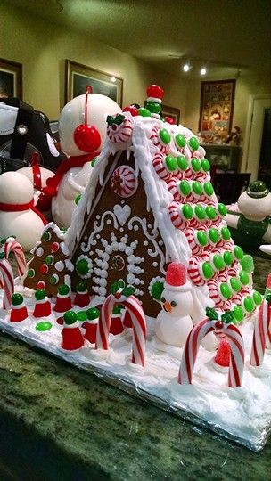 Green Gingerbread House, Gingerbread House Roof, White Gingerbread House, Pink Gingerbread House, Homemade Gingerbread House, Gingerbread House Candy, Gingerbread Theme, Pink Gingerbread, Homemade Gingerbread