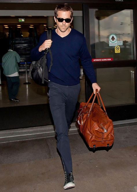 Airport Outfit Men, Ryan Reynolds Style, Cashmere Sweater Outfit, Fashion Style Summer, Travel Outfit Plane, Most Stylish Men, Travel Outfit Summer, Ryan Reynolds, Airport Style