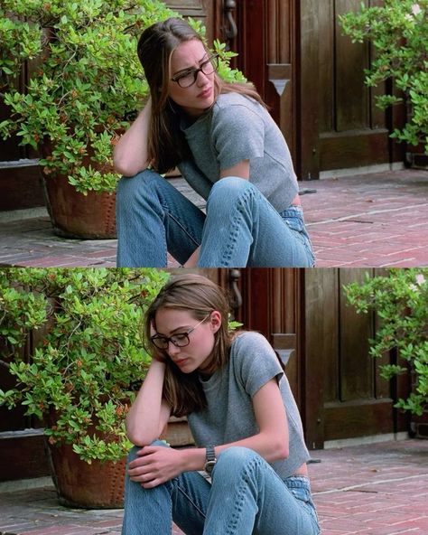 Brown Hair Blue Eyes Outfit, Moody Fashion Aesthetic, Claire Forlani 90s, 90s Glasses Aesthetic, Claire Danes 90s, Mysterious Outfits, Retro Outfits 90s, Claire Forlani, Minimalist Fashion Summer