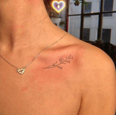 Tattoo Female Shoulder, Collar Bone Tattoo Danty, Small Shoulder Collar Bone Tattoo For Women, Birth Flower Collarbone Tattoo, Fine Line Tattoos Collar Bone, Simple Tattoos On Back, Tatoos Without Meaning, Classy Shoulder Tattoos For Women, Dainty Flower Collar Bone Tattoo