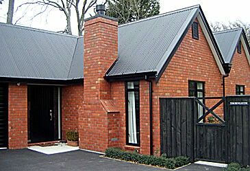 www.domzcegly.pl Extension Roof, Red Brick House Exterior, Black Metal Roof, Rustic Birdhouses, House Brick, Metal Roof Houses, Clay Bricks, Birdhouses Ideas, Brick Houses