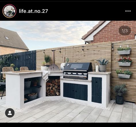 Kitchens Modern, Small Outdoor Kitchens, Outdoor Bbq Area, Outdoor Barbeque, Modern Outdoor Kitchen, Kitchen Design Layout, Outdoor Kitchen Decor, Outdoor Kitchen Bars, Outdoor Kitchen Plans