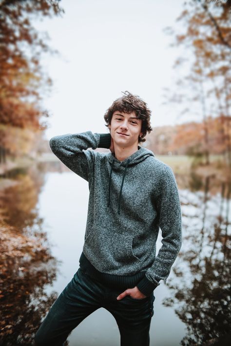 Simple Senior Pictures Guys, Boy Senior Portrait Poses, Masculine Senior Pictures, Teen Boy Photoshooting Ideas, Senior Male Poses Photo Ideas, Senior Portrait Poses For Guys, Guy Senior Photos Nature, Unique Senior Picture Ideas For Guys Funny, Senior Photo Ideas For Boys