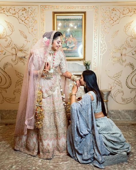 Wedding Poses For Bride And Sister, Wedding Photoshoot With Friends, Bride And Sister Poses, Best Friend Wedding Poses, Bride With Sisters Photo Ideas, Bride Sister Poses, Bff Wedding Pictures, Bride And Sister Pictures Indian, Bestie Marriage