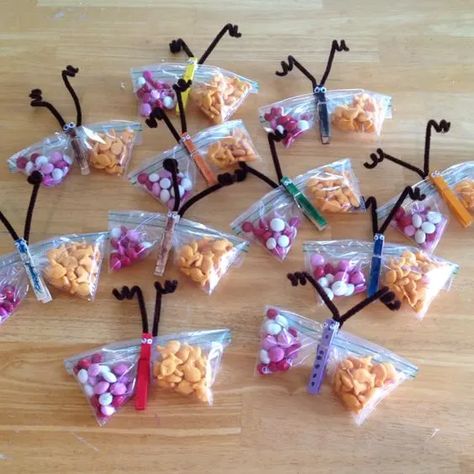 60+ Super Cute Valentines Party Favors for Kids That Are so Adorable - HubPages Valentines Healthy Snacks, Valentines Party Food, Valentines Snacks, Healthy Valentines, Valentine Party Favors, Kids Treat, Preschool Valentines, School Treats, Valentines Day Food